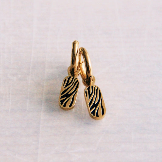 Bazou stainless steel hoop earrings with zebra print tag – gold – CB308