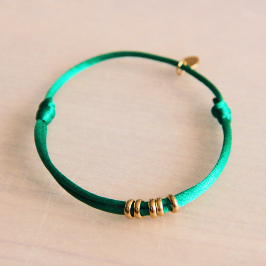 Satijn armbandje met ringen – groen/goud – FW166